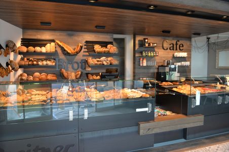 Innenansicht der Filiale in Pfaffenhofen Frauenstraße mit einer Auswahl an Brot und Backwaren.