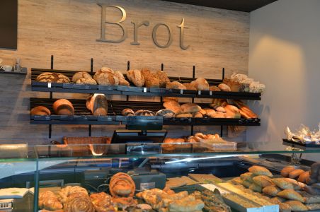 Gef&uuml;llte Brotregale mit einem Schild 'Brot' in der Filiale Reichertshausen.