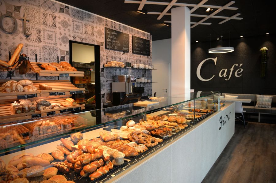 Verkaufsbereich der Filiale in Wolnzach mit verschiedenen Brotsorten und Gebäck