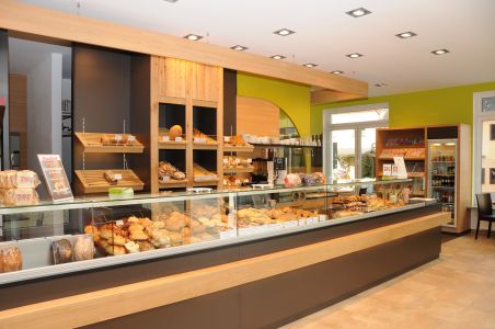 Innenansicht der Filiale in Hohenkammer mit einer Auswahl von frischem Brot und Semmeln in den Regalen.