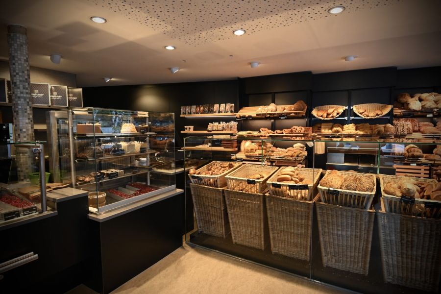 Verkaufsbereich des Hauptgeschäfts Pfaffenhofen mit verschiedenen Brotsorten und Gebäck