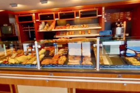 Backwarenauswahl an der Theke in der Filiale Hettenshausen